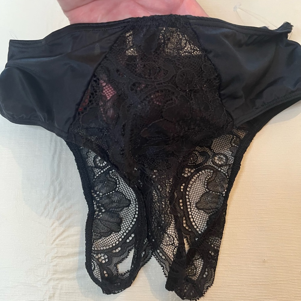Victoria, secrets black ladies crotch less panties